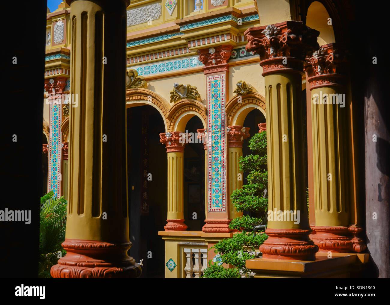 Vista dello storico Tempio di Vinh Trang, la città di My Tho, la provincia di Tien Giang, Vietnam. Foto Stock