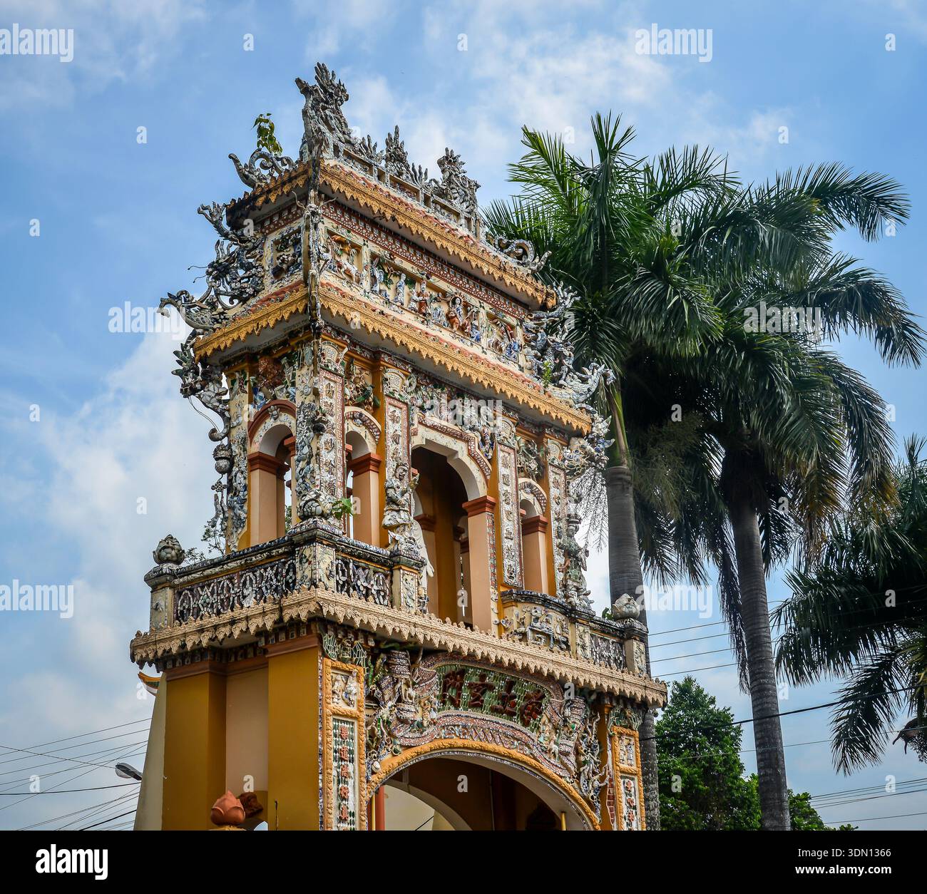 Vista dello storico Tempio di Vinh Trang, la città di My Tho, la provincia di Tien Giang, Vietnam. Foto Stock