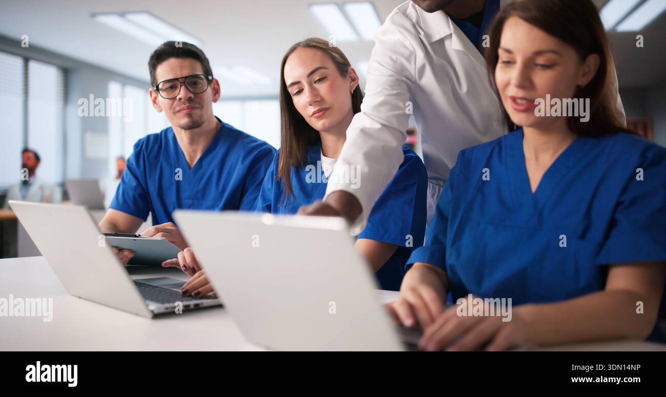 Gli studenti di medicina partecipano a una lezione con un consulente sanitario in aula. Foto Stock
