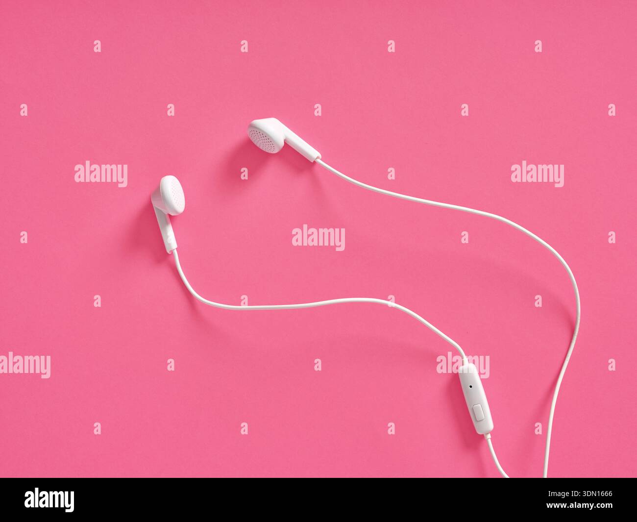 Auricolari bianchi cablati per un'esperienza audio e musicale. Moderno accessorio audio per la tecnologia e il concetto di stile di vita Foto Stock