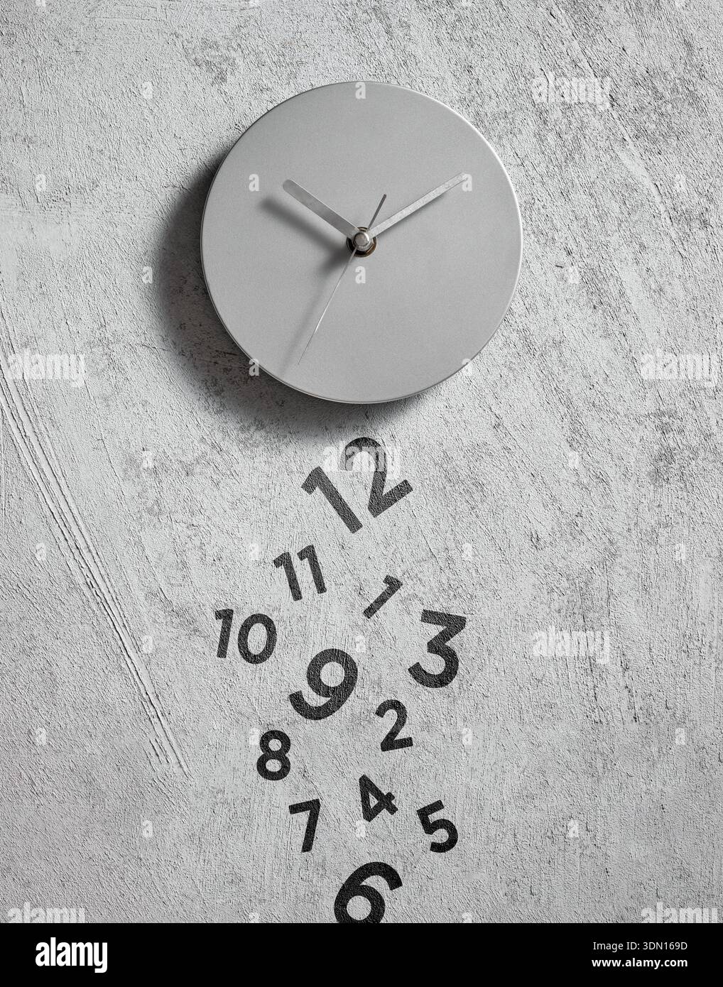 Orologio grigio minimalista su una parete testurizzata, i numeri cadono dal viso, simboleggiando il passaggio del tempo e le scadenze Foto Stock