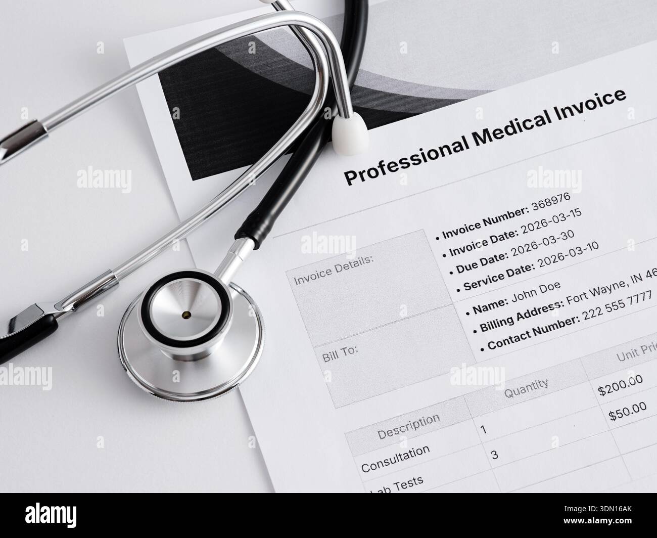 Fattura medica, stetoscopio e documenti che rappresentano la finanza sanitaria, le bollette mediche e le spese di assicurazione Foto Stock