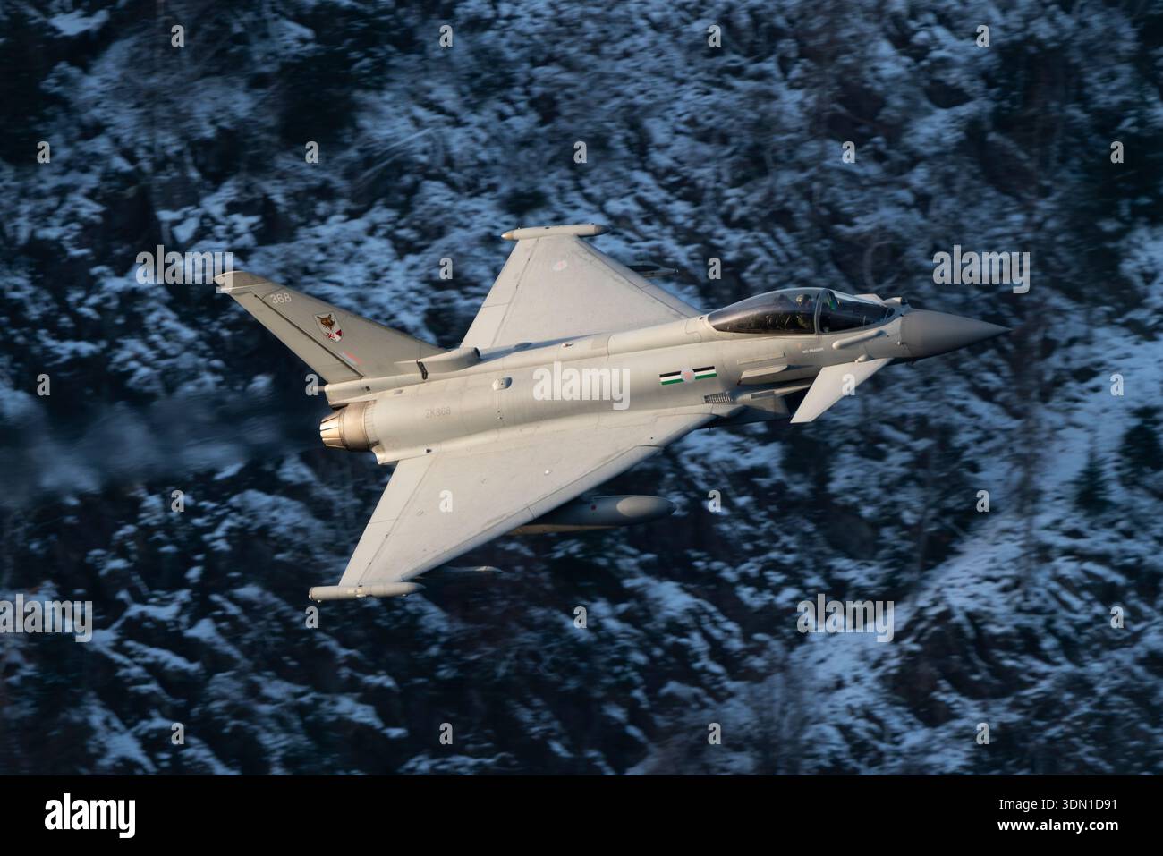 Cumbria, Regno Unito. 8 gennaio 2025. Caccia Royal Air Force Typhoon della RAF Coningsby che intraprende un addestramento di basso livello. Foto di Richard Holmes. Foto Stock