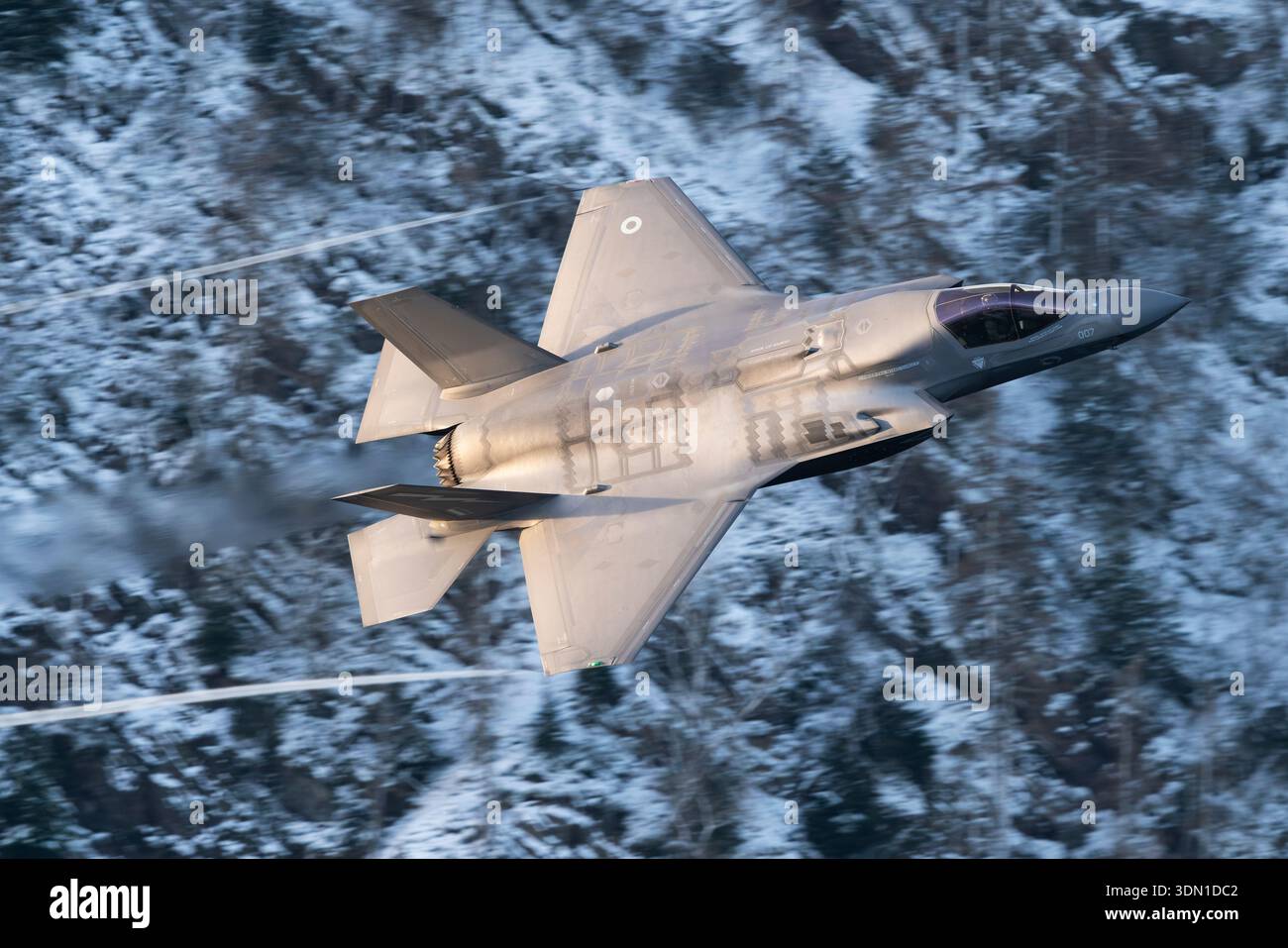 Cumbria, Regno Unito. 8 gennaio 2025. Caccia stealth F-35B della Royal Air Force della RAF Marham che intraprende un addestramento di basso livello. Foto di Richard Holmes. Foto Stock