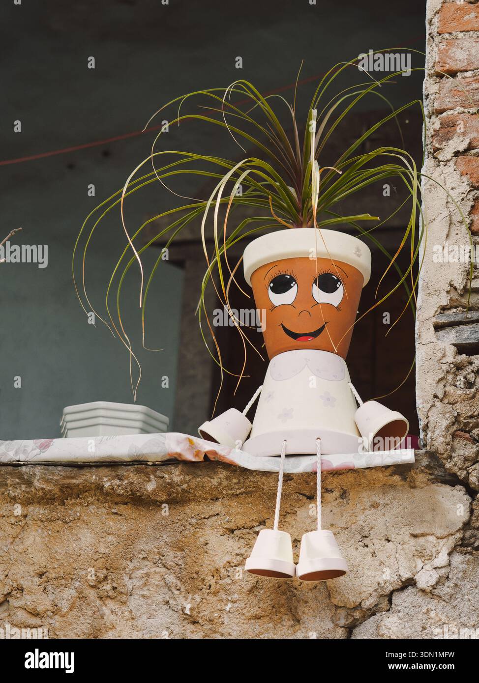 Vasi di argilla fatti a mano con vasi assortiti, stravaganti decorazioni da giardino in terracotta di varie dimensioni, esposizione all'aperto Foto Stock