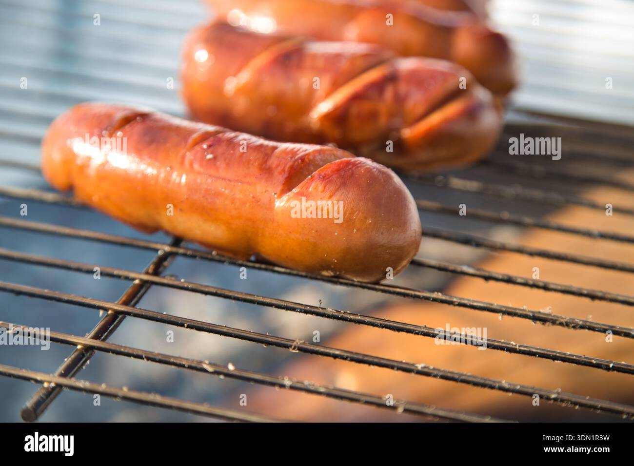 Salsicce grigliate su un barbecue a Hasliberg, Svizzera. Foto Stock