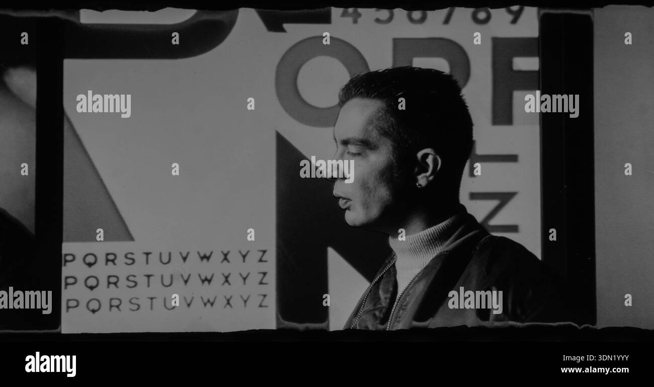Ritratto di Neville Brody, l'influente graphic designer e tipografo inglese, rinomato per la sua rivoluzionaria direzione artistica della rivista Face Foto Stock