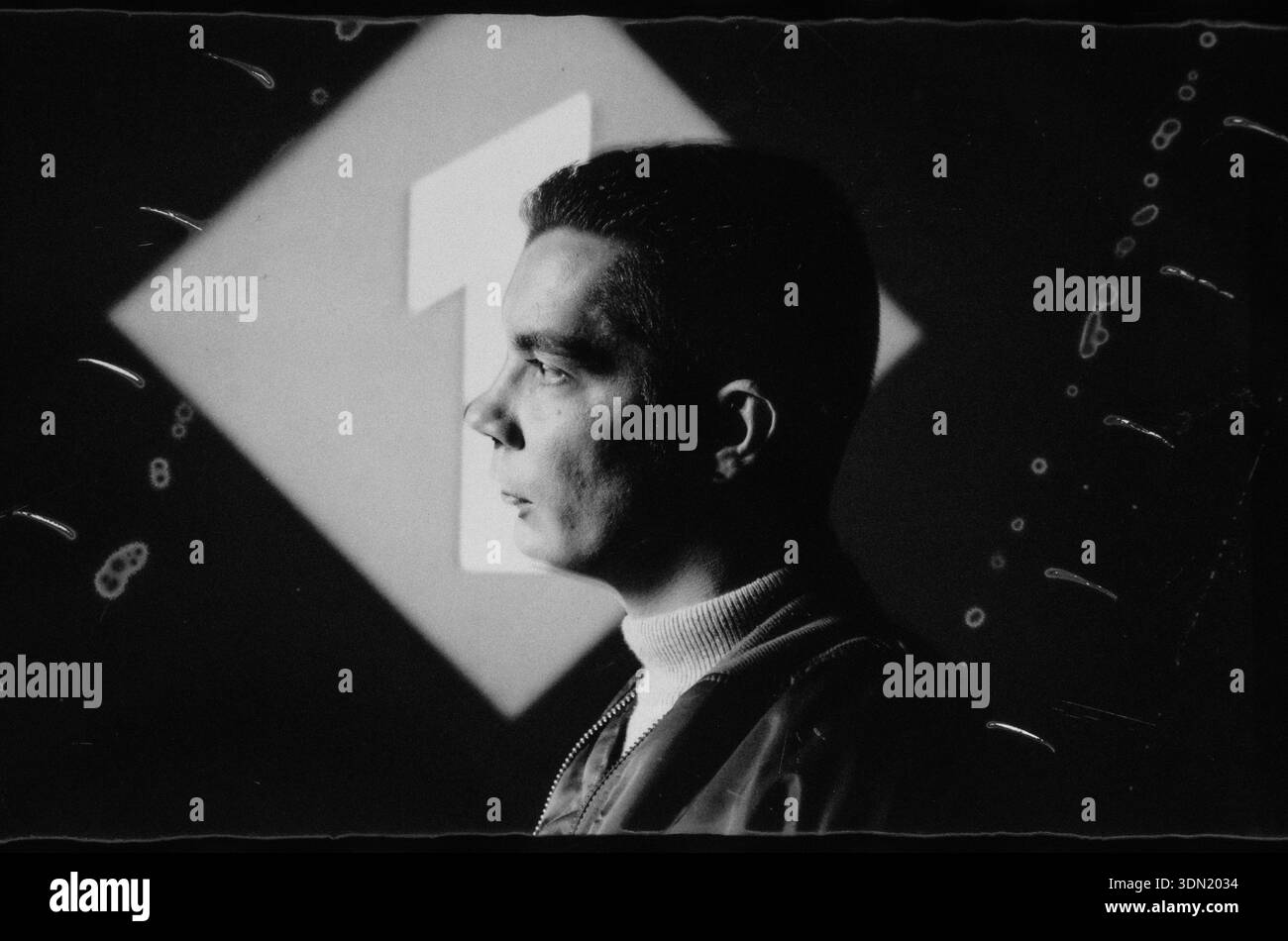 Ritratto di Neville Brody, l'influente graphic designer e tipografo inglese, rinomato per la sua rivoluzionaria direzione artistica della rivista Face Foto Stock