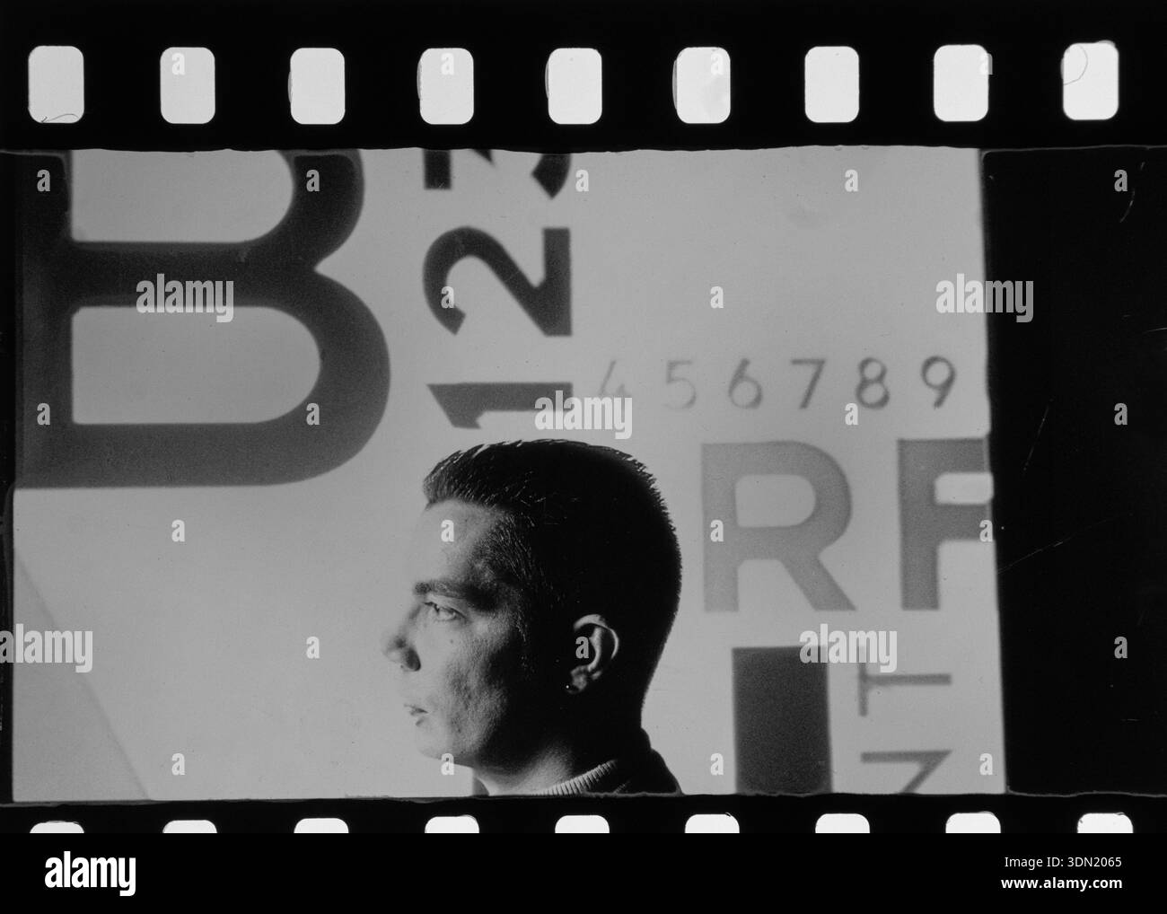 Ritratto di Neville Brody, l'influente graphic designer e tipografo inglese, rinomato per la sua rivoluzionaria direzione artistica della rivista Face Foto Stock