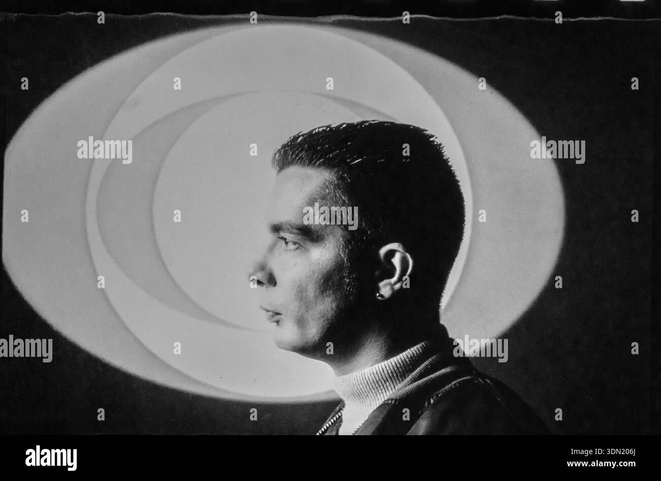 Ritratto di Neville Brody, l'influente graphic designer e tipografo inglese, rinomato per la sua rivoluzionaria direzione artistica della rivista Face Foto Stock