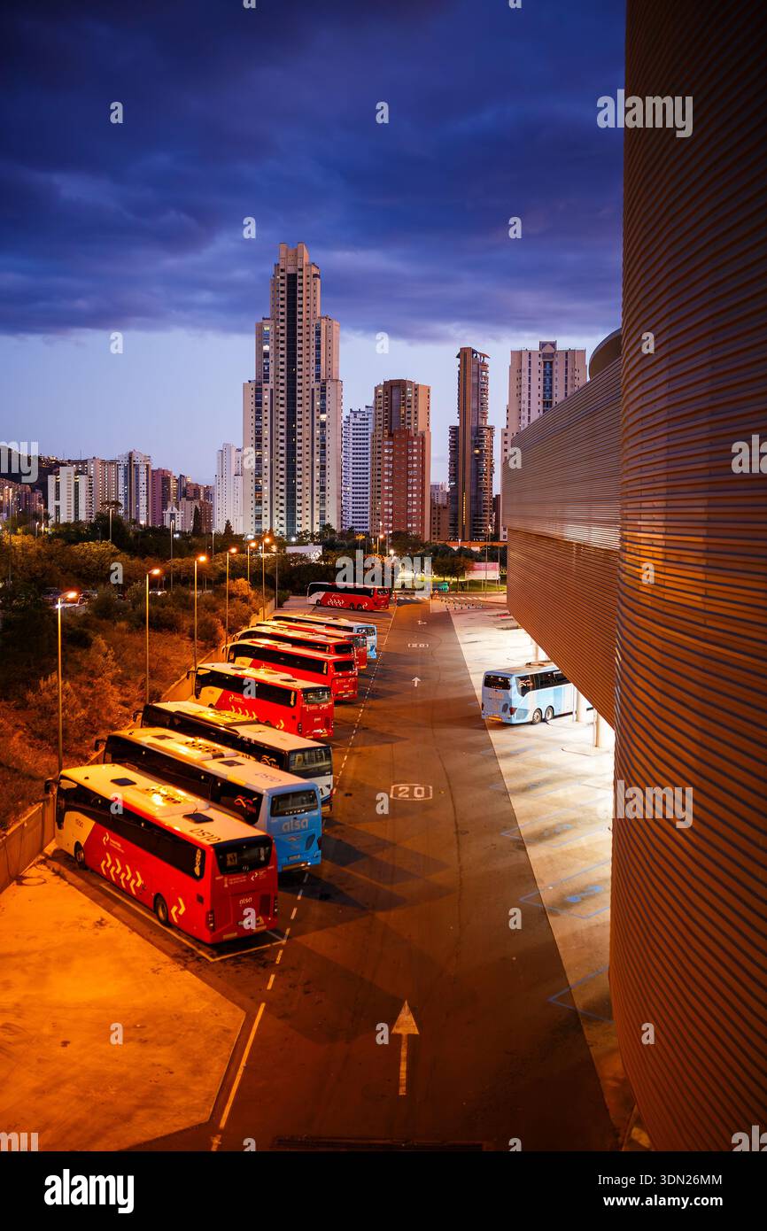 Un'ampia ripresa verticale che mostra la moderna architettura in metallo a coste della stazione degli autobus di Benidorm, con diversi pullman pronti per la partenza e per la città Foto Stock