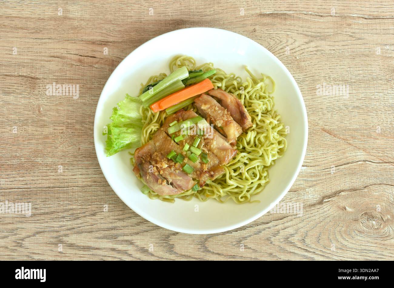 Gli spaghetti di verdure cinesi affettano pollo alla griglia con salsa giapponese Teriyaki e cavolo sul piatto Foto Stock
