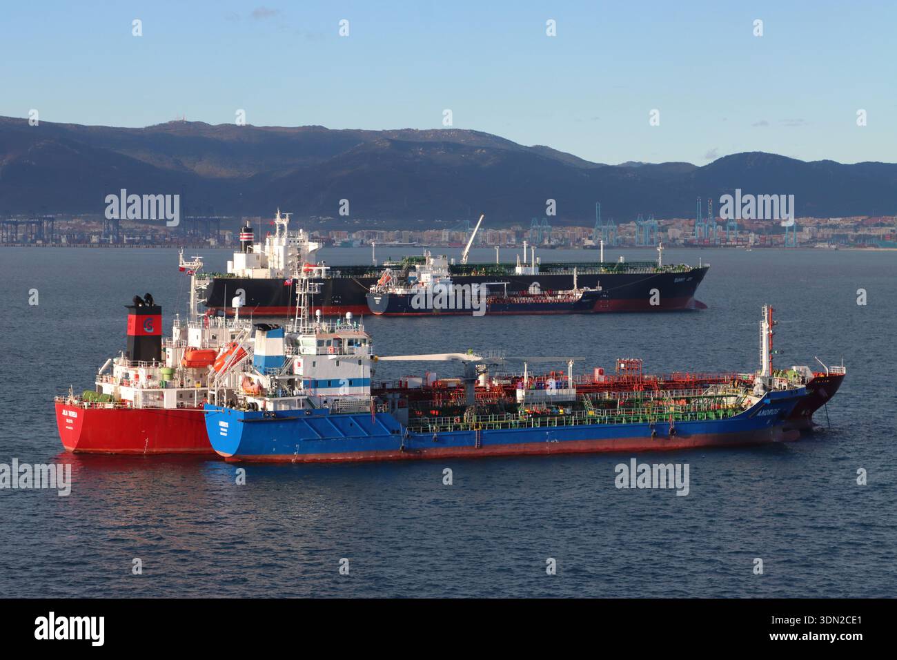 Petroliere, ormeggiate al largo di Gibilterra, in Europa, nel dicembre 2025 Foto Stock