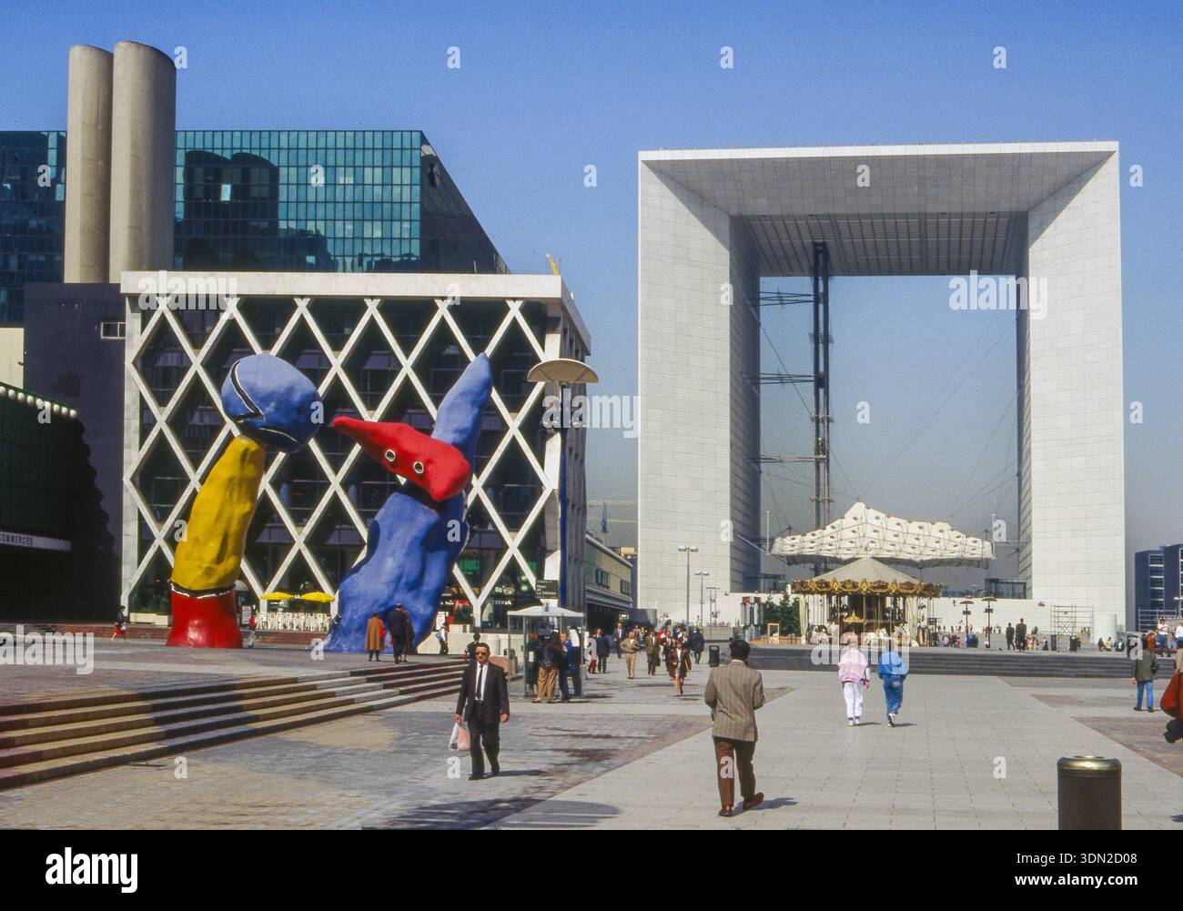 Francia - la grande Arche de la Défense nel quartiere degli affari la Défense di Parigi è una struttura moderna, a forma di cubo, di marmo bianco e vetro Foto Stock