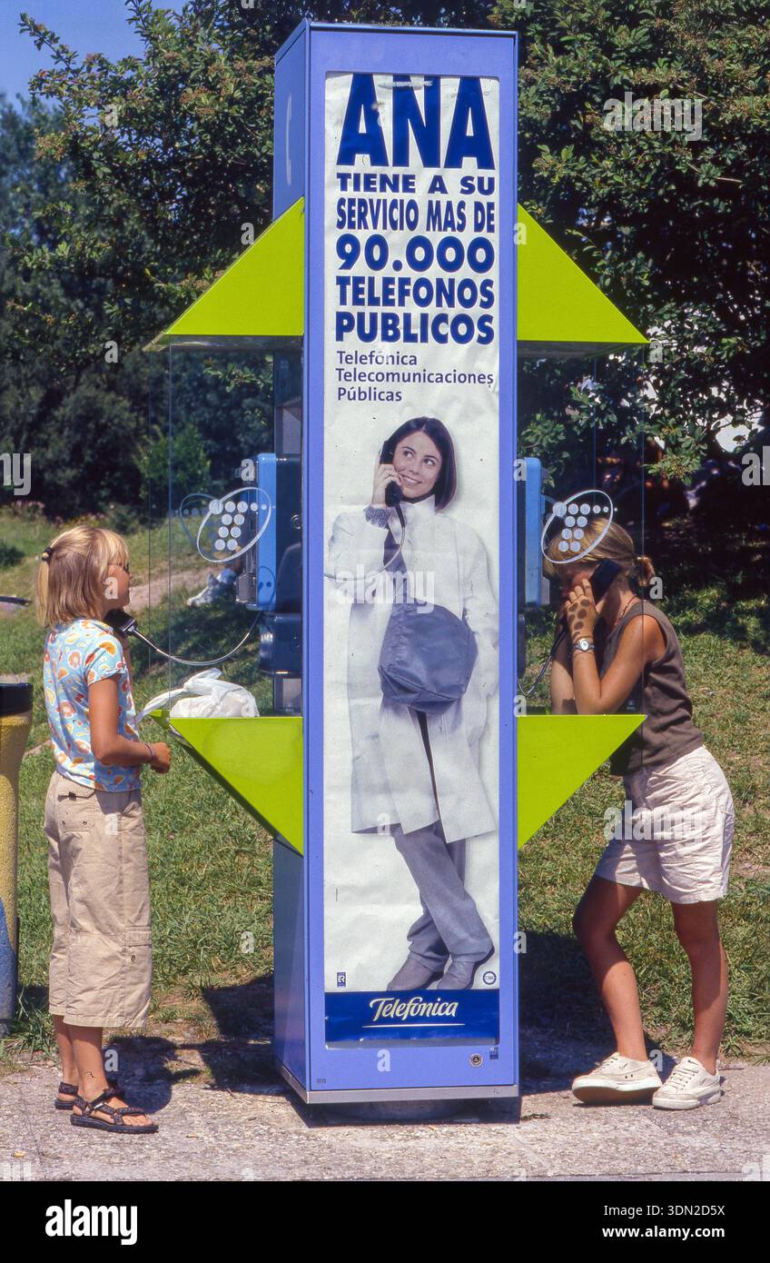 Spagna, due ragazze nella cabina telefonica telefonica Foto Stock
