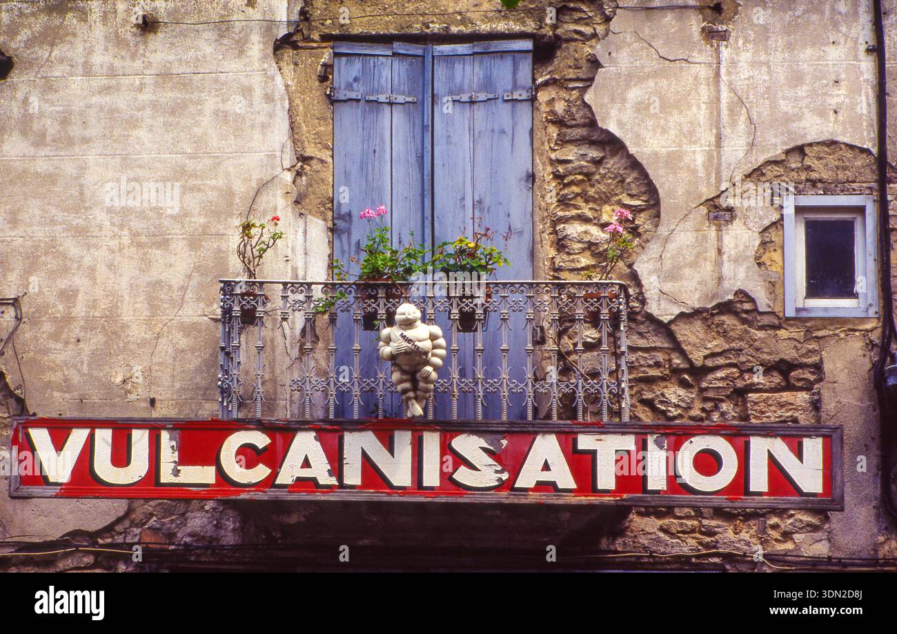 Francia, Un uomo Michelin danneggiato è appeso su un balcone sopra un vecchio garage abbandonato a Pont Saint Esprit. Foto Stock