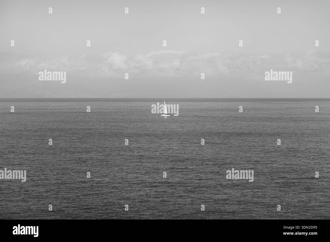 Naviga sull'Oceano Atlantico in una giornata di sole vista dall'isola di Tenerife, in Spagna Foto Stock