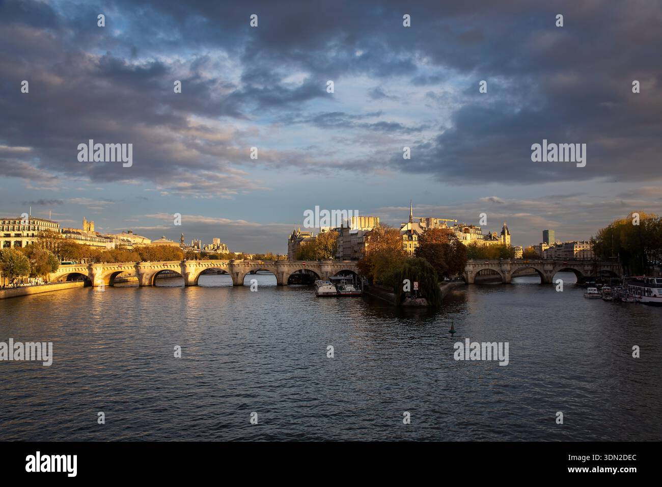 Francia, Parigi - il Pont Neuf (Ponte nuovo) è il più antico ponte in piedi sulla Senna a Parigi, in Francia. Si trova a ovest (downstrea Foto Stock