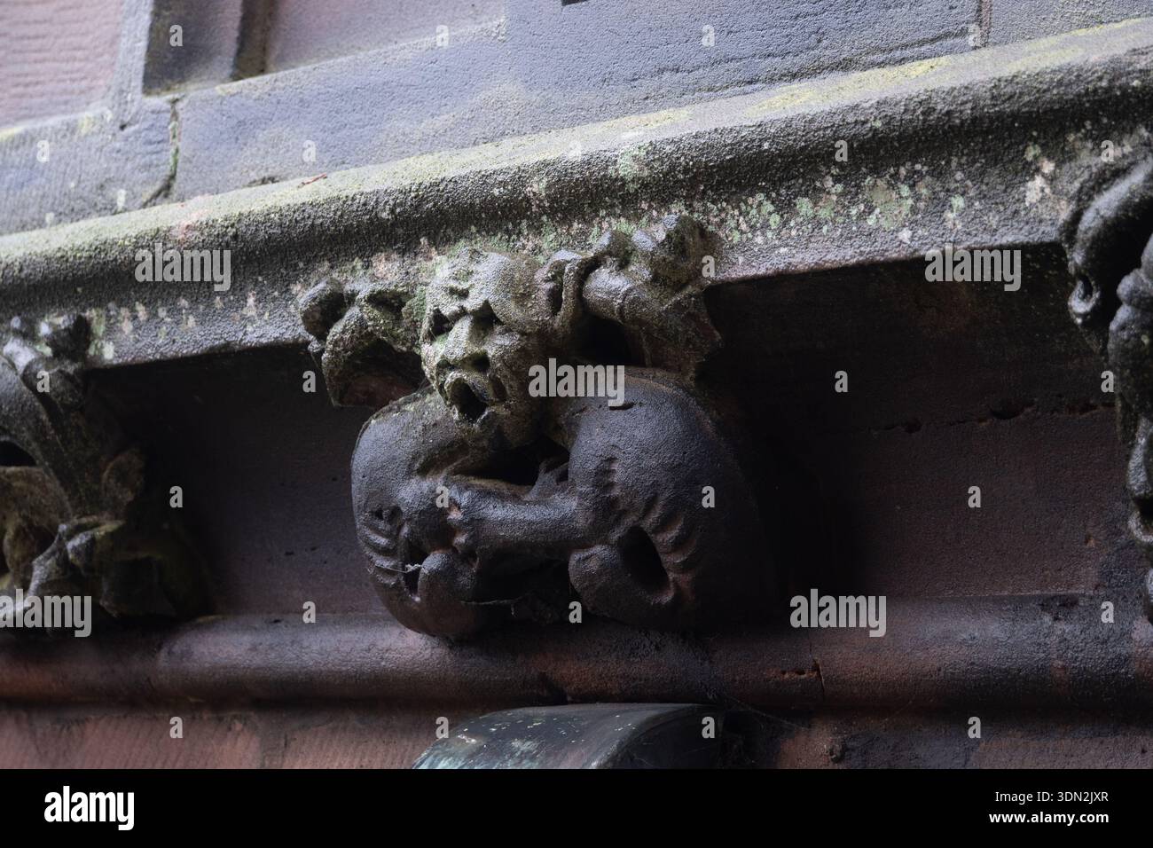 Intaglio sulla vecchia cattedrale, Coventry, West Midlands, Inghilterra, Regno Unito Foto Stock