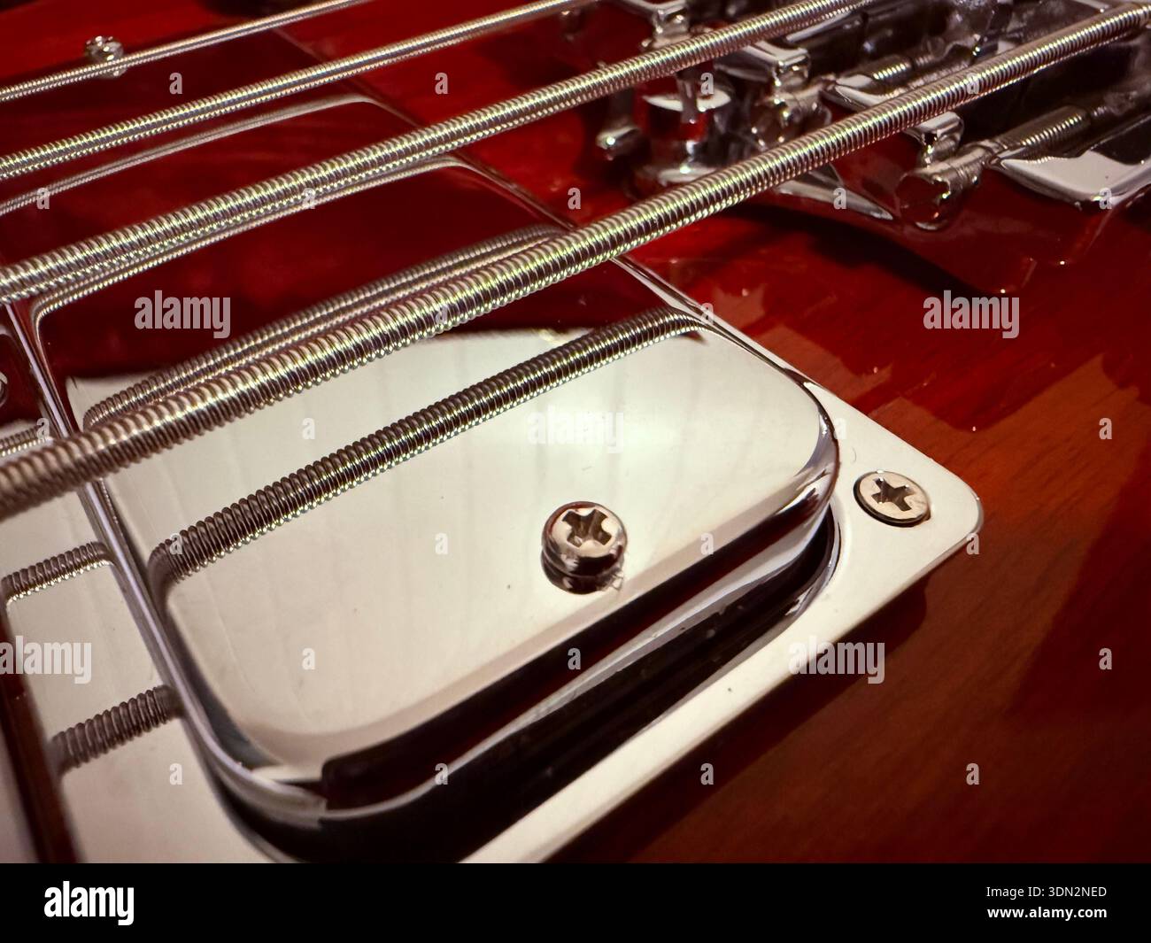 Primo piano di Gibson Thunderbird Bass. La perfezione dell'elettro-bellezza. - Immagine stock catturata con smartphone