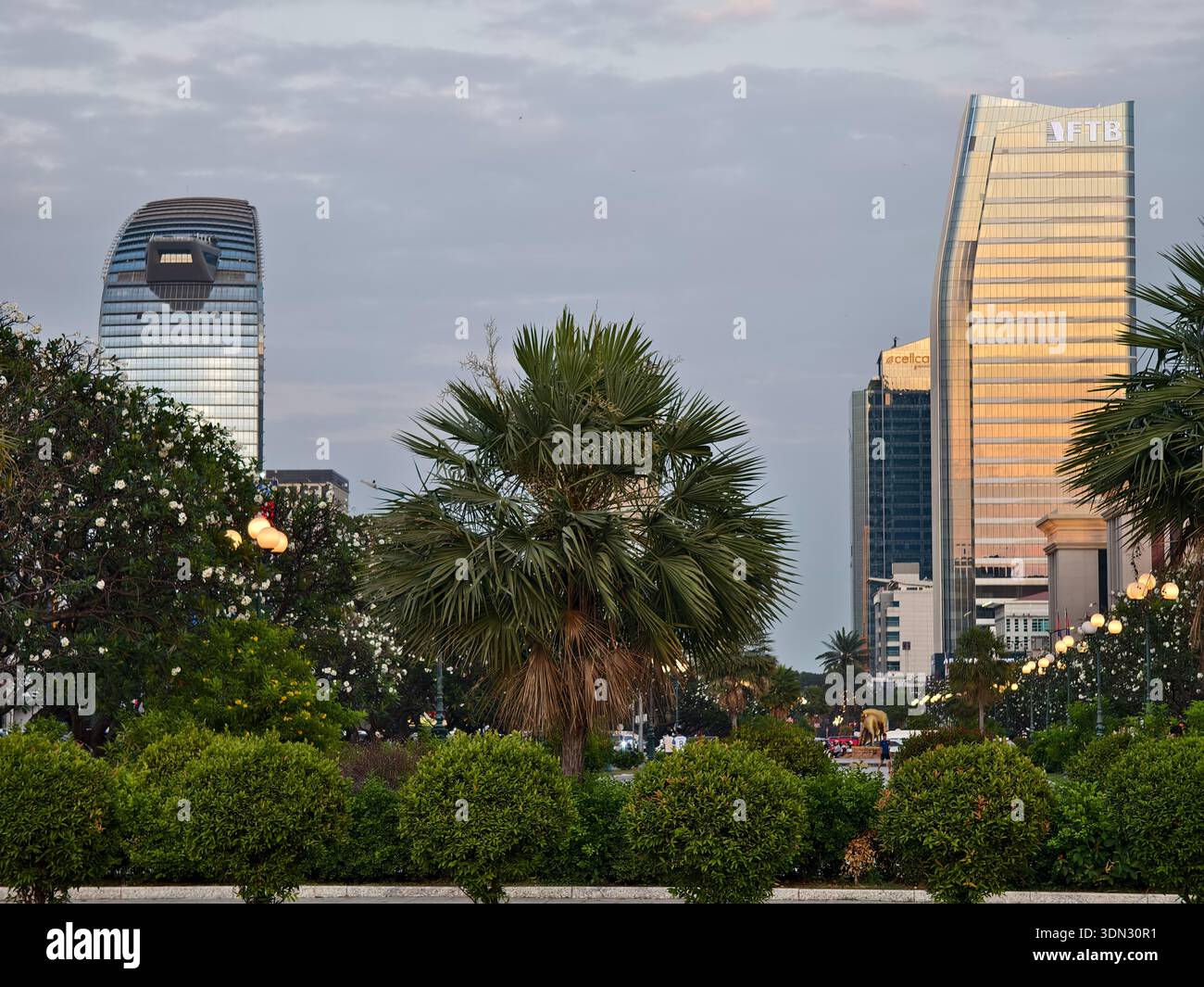 Moderno skyline di Phnom Penh, Cambogia. I due grattacieli di spicco, la Canadia Tower (l) e la Vattanac Capital Tower Foto Stock