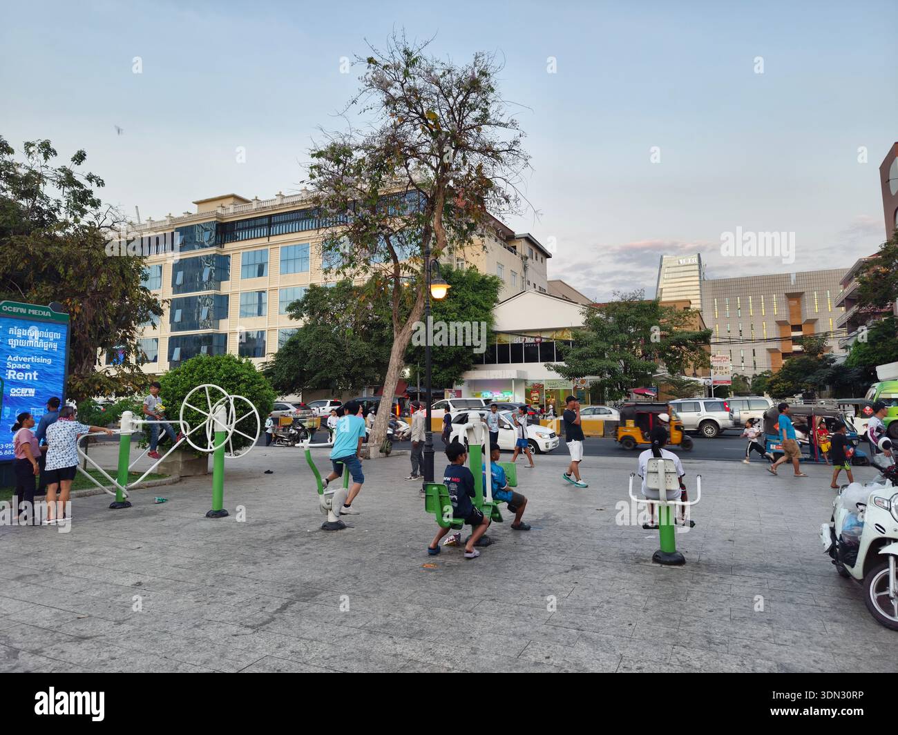 Palestra pubblica all'aperto nel parco di Phnom Penh, Cambogia. Queste aree fitness all'aperto sono comuni in città e offrono attrezzature per esercizi gratuiti Foto Stock