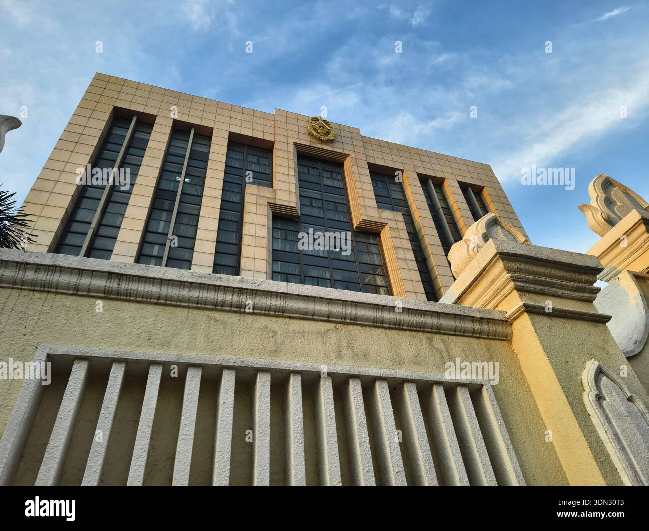 Ufficio del Consiglio dei Ministri, Phnom Penh, Cambogia, stile architettonico moderno con prominenti sezioni verticali delle finestre, facciata di colore chiaro Foto Stock