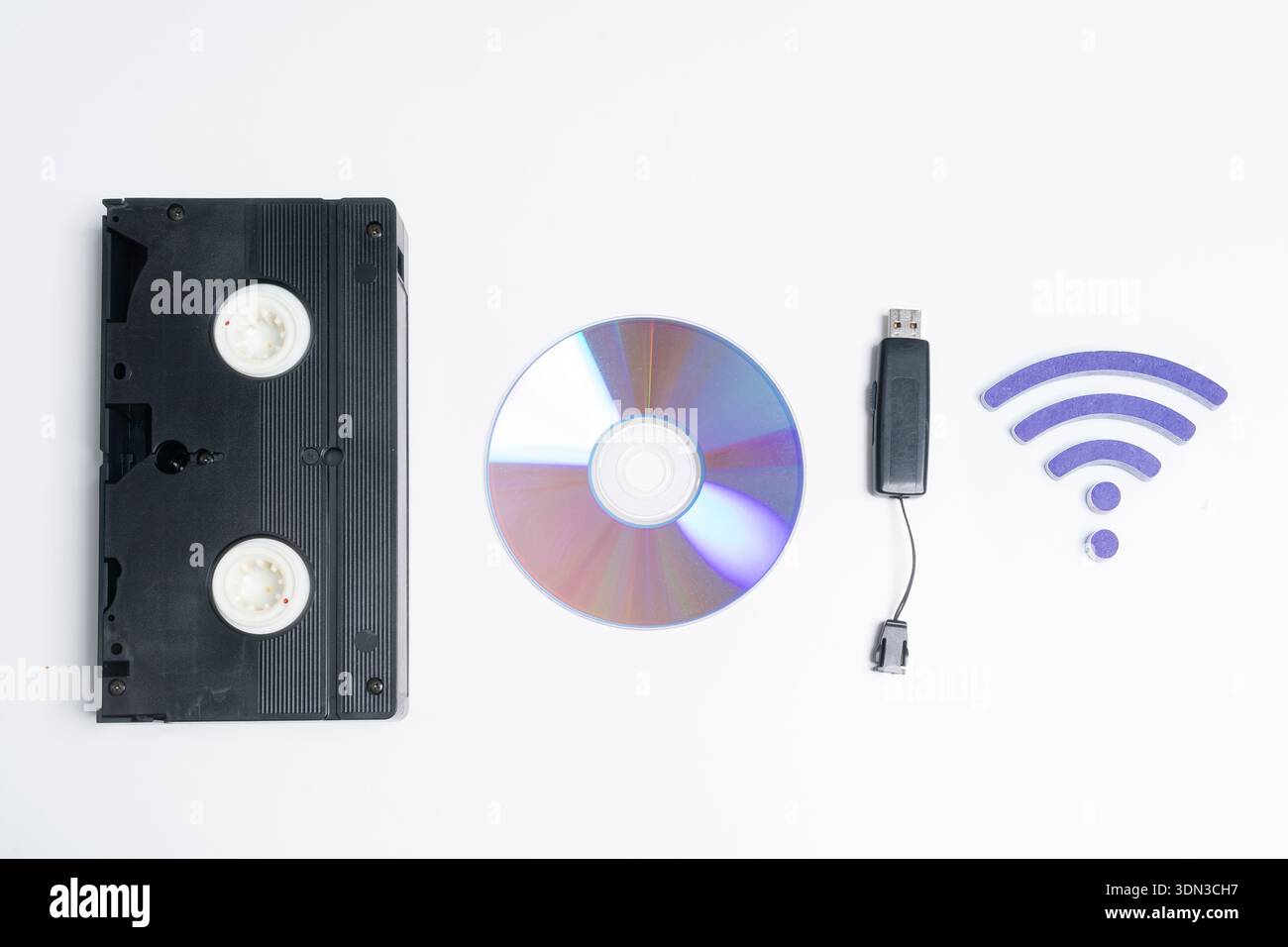 l'evoluzione dei supporti di visualizzazione video su uno sfondo bianco Foto Stock