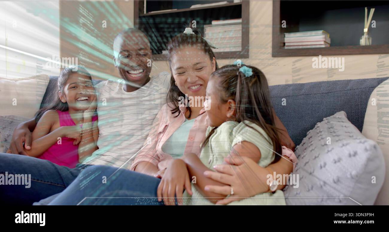 Famiglia sorridente di quattro persone che si accoccolano sul divano grigio nel soggiorno, indossano camicia rosa e rivestimento in HUD Foto Stock