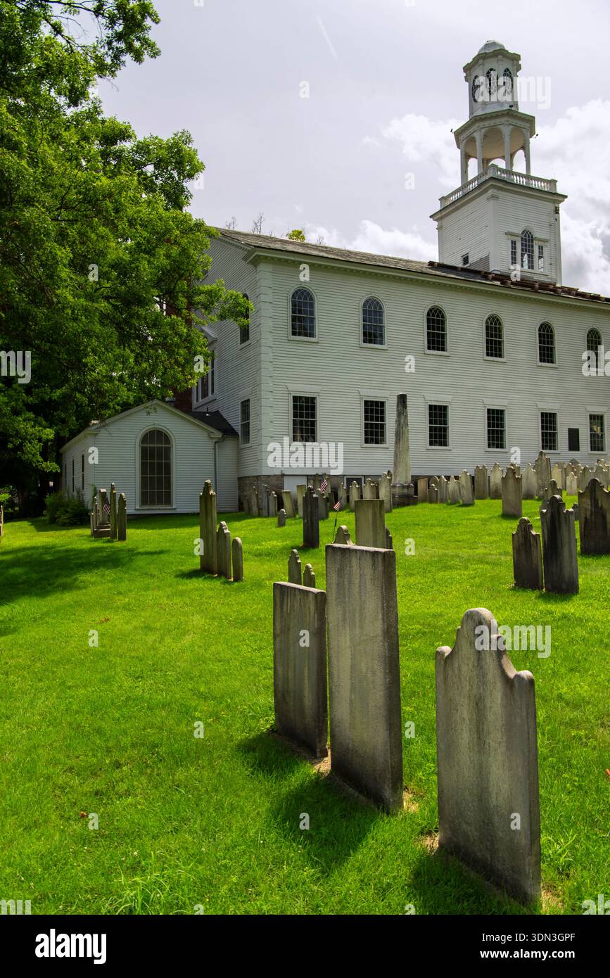 L'antica prima chiesa congregazionale e il Bennington Centre Cemetery a Bennington, Vermont, in una giornata estiva di sole. Foto Stock