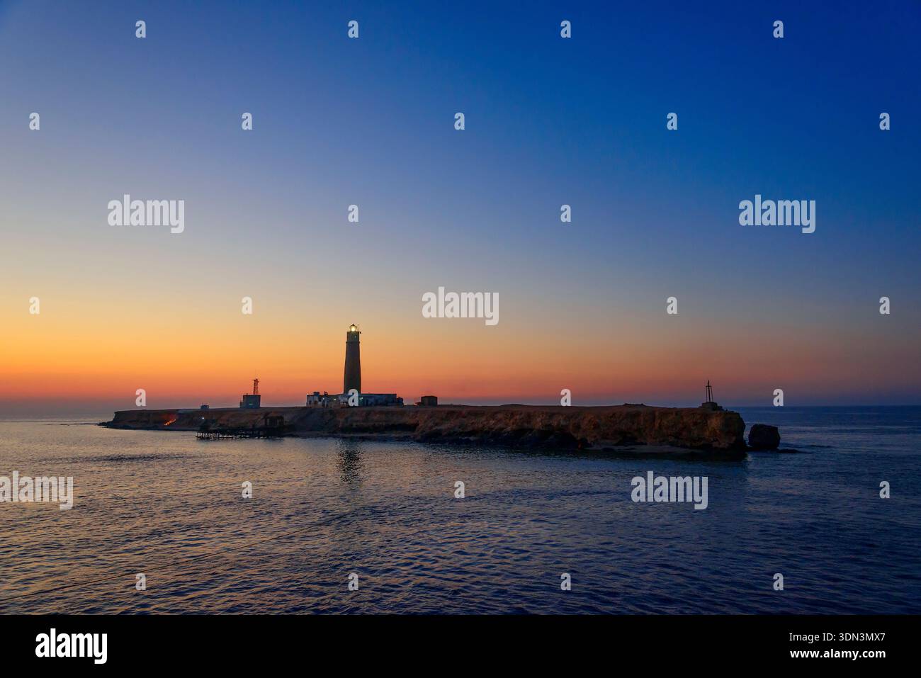 Sunset Brother Island and Lighthouse, Brother Islands, Brothers, Mar Rosso, Egitto, Africa Foto Stock