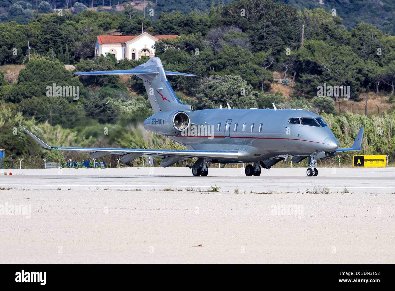 Rodi, Grecia - 1 giugno 2025: Aeroplano VistaJet Bombardier Challenger 350 presso l'aeroporto di Rodi in Grecia. Foto Stock