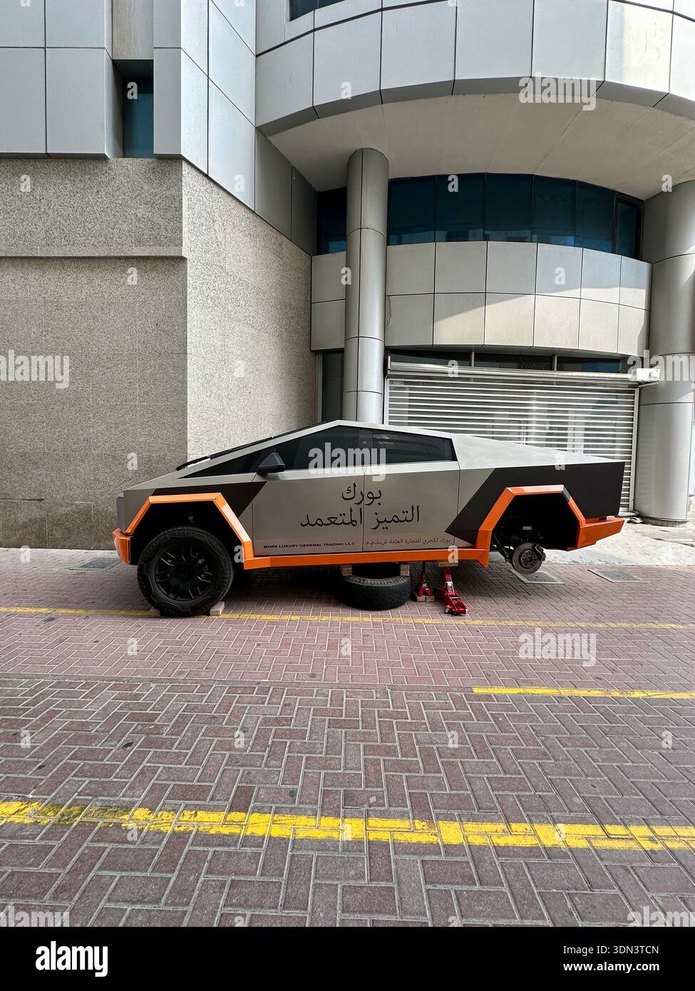 Il cybertruck Tesla richiede la sostituzione di una ruota Foto Stock