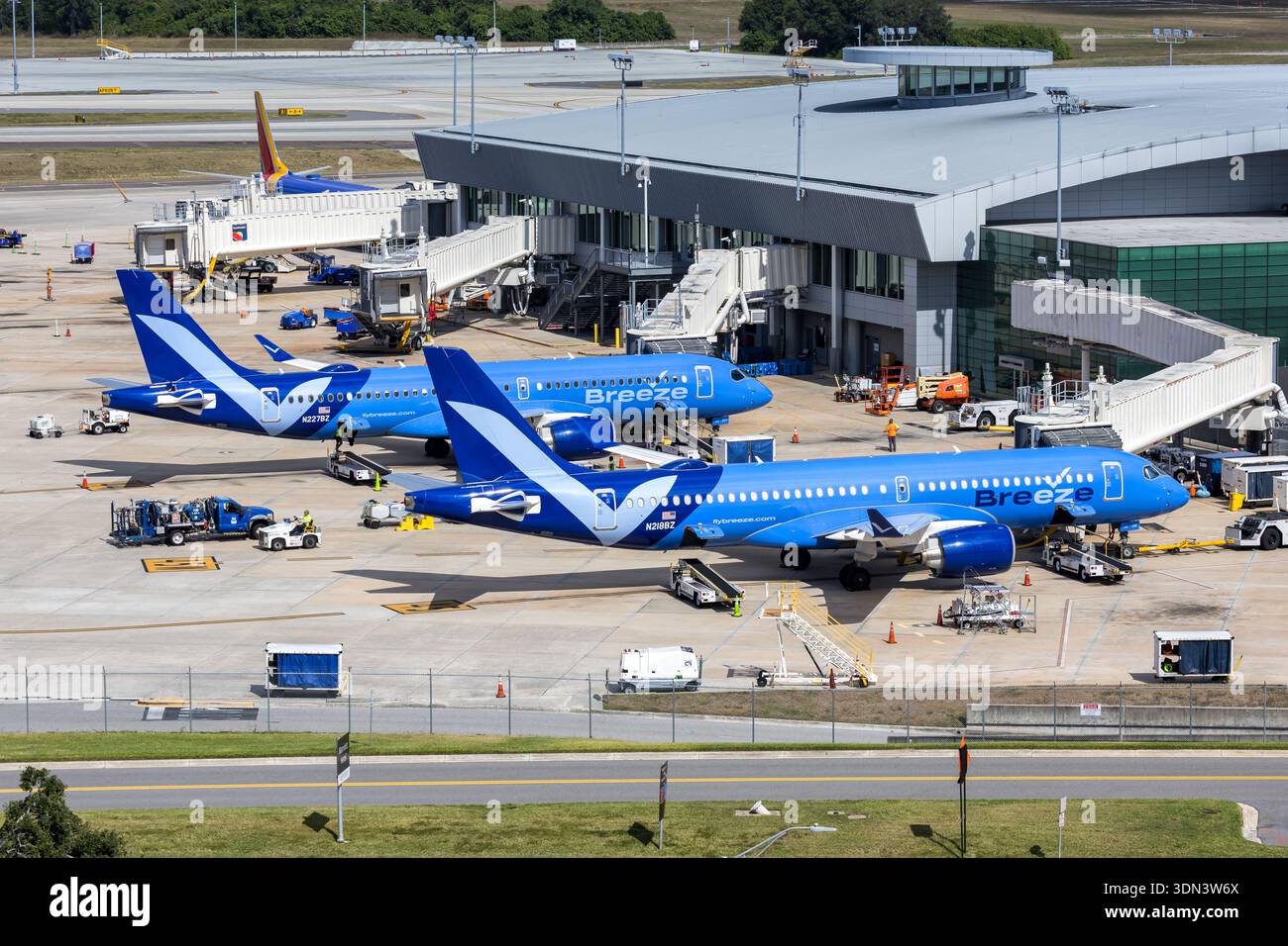 Tampa, Stati Uniti - 7 novembre 2025: Breeze Airways Airbus A220-300 aeroplani all'aeroporto di Tampa negli Stati Uniti. Foto Stock