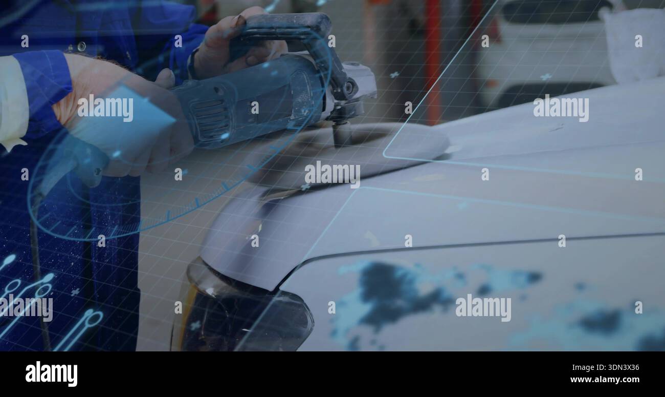Lucidare le mani con i guanti indossando tute blu sul parafango dell'auto in officina, con l'attrezzo rotante HUD Foto Stock