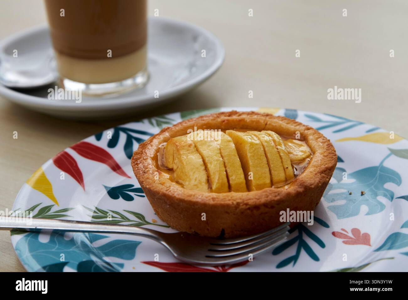piccola torta di mele tarta de manzana individuale e tre latte caffè tres leches san isidro tenerife isole canarie spagna Foto Stock