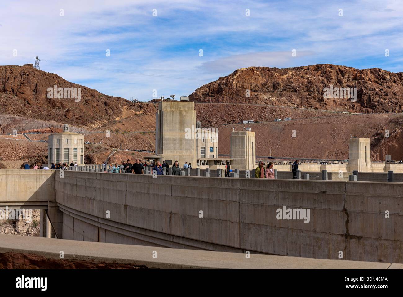 La diga di Hoover si estende lungo il fiume Colorado al confine tra Arizona e Nevada, mostrando la massiccia struttura in cemento e le infrastrutture idroelettriche che cont Foto Stock