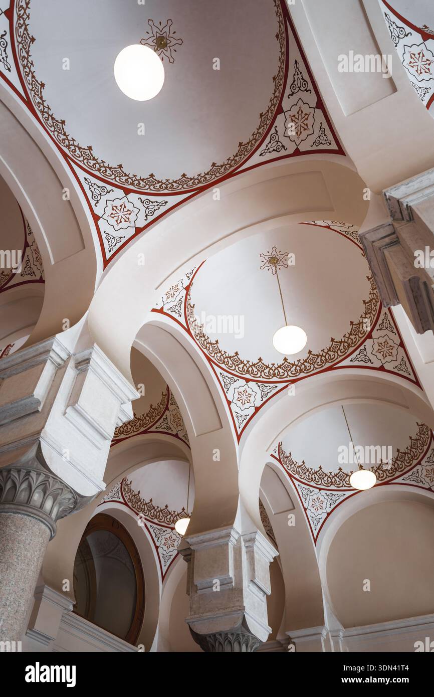 La vista del soffitto interno, con i suoi intricati motivi e la luce soffusa, proietta un caldo bagliore, creando un'atmosfera serena, Sarajevo, Federac Foto Stock