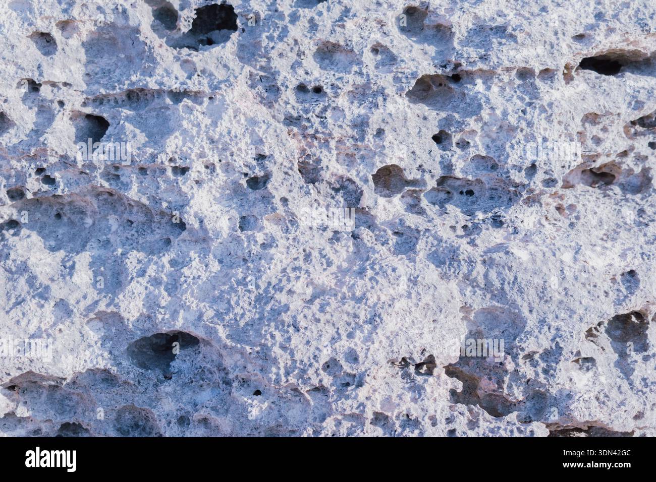 Struttura della superficie in pietra naturale, sfondo architettonico, materiale di roccia solida macro-shot, lastra minerale grigia con dettagli organici a grana ruvida Foto Stock