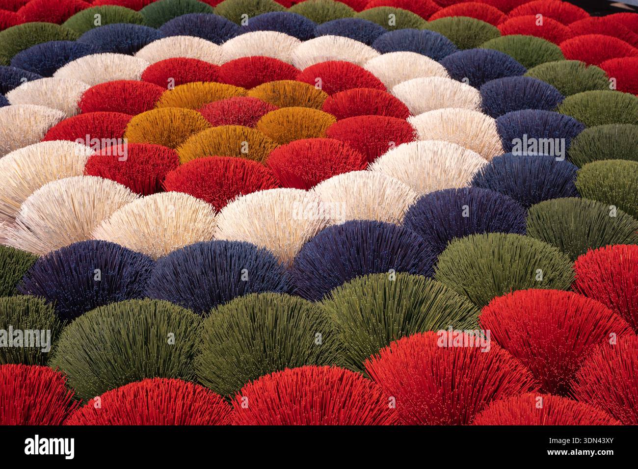 La vista aerea dei cerchi concentrici di vivaci tonalità rosso, bianco, blu, verde e giallo creano uno schema accattivante, Ứng Hòa, Hà Nội, Vietnam. Foto Stock