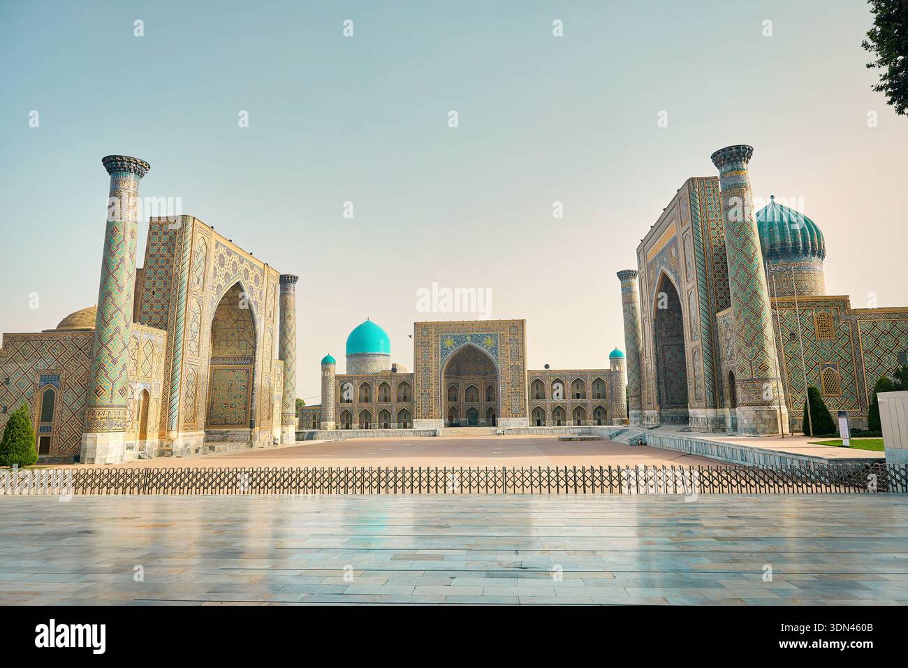 Bellissimo minareto con torri e cupola nella vecchia piazza pubblica di Registan nel cuore dell'antica città di Samarcanda, Uzbekistan. Offerta turistica e di viaggio Foto Stock