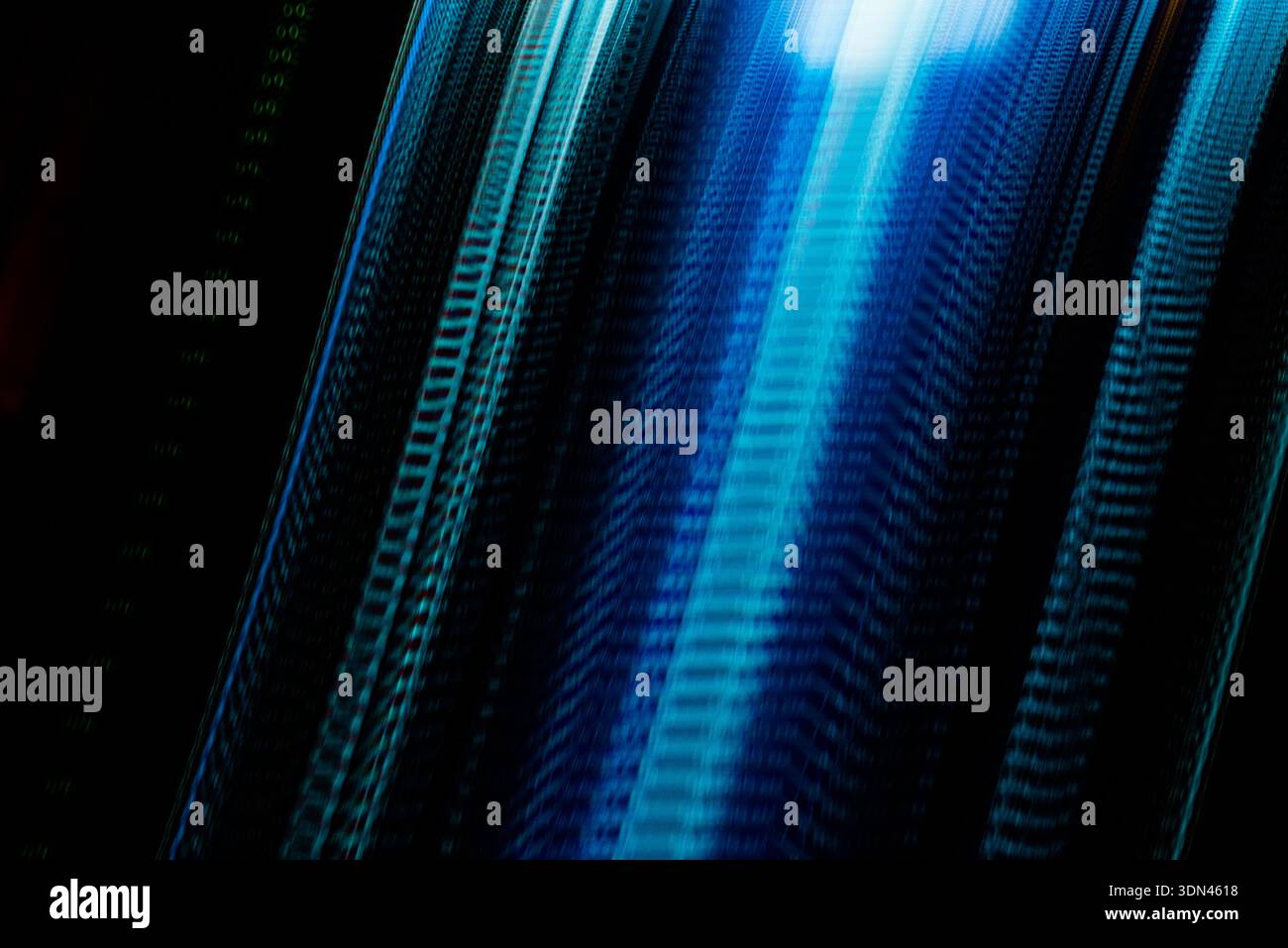 Linee luminose digitali blu verticali che formano profondità astratta e flusso futuristico di dati su sfondo tecnologico scuro Foto Stock