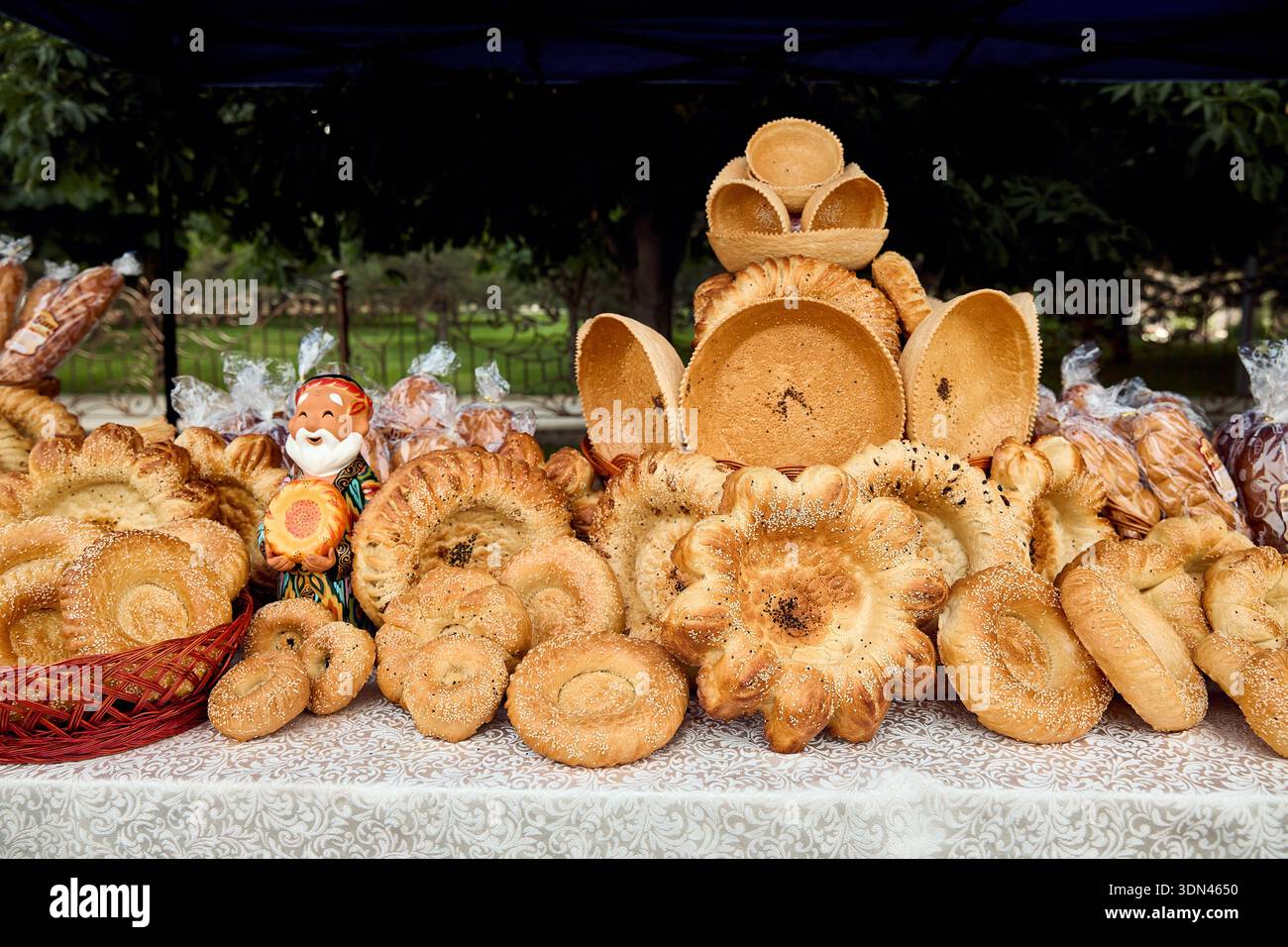 Delizioso lepyoshka tradizionale del pane uzbeko al mercato di strada del festival del pane di Samarcanda in Uzbekistan Foto Stock