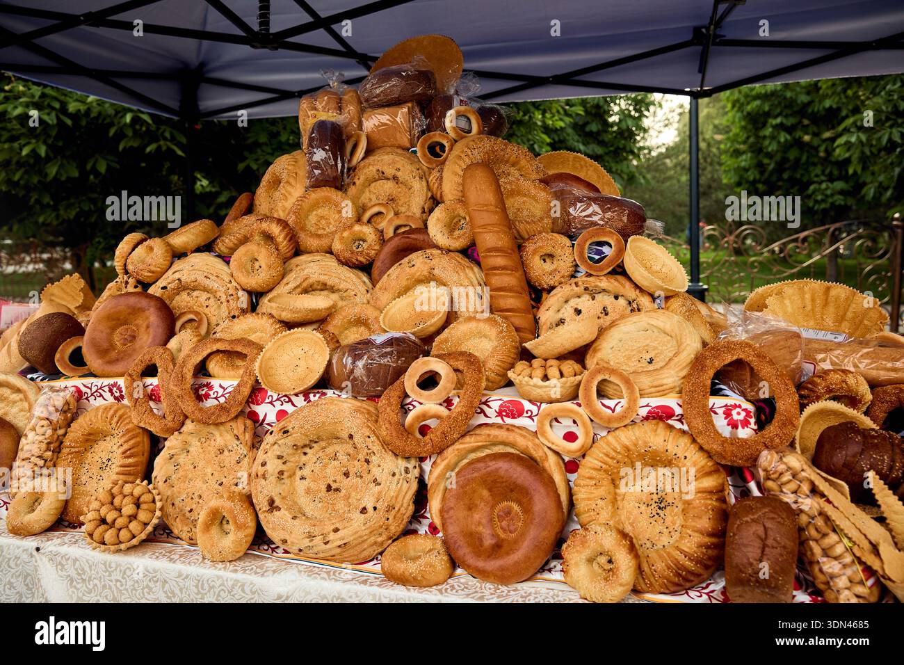 Delizioso lepyoshka tradizionale del pane uzbeko al mercato di strada del festival del pane di Samarcanda in Uzbekistan Foto Stock