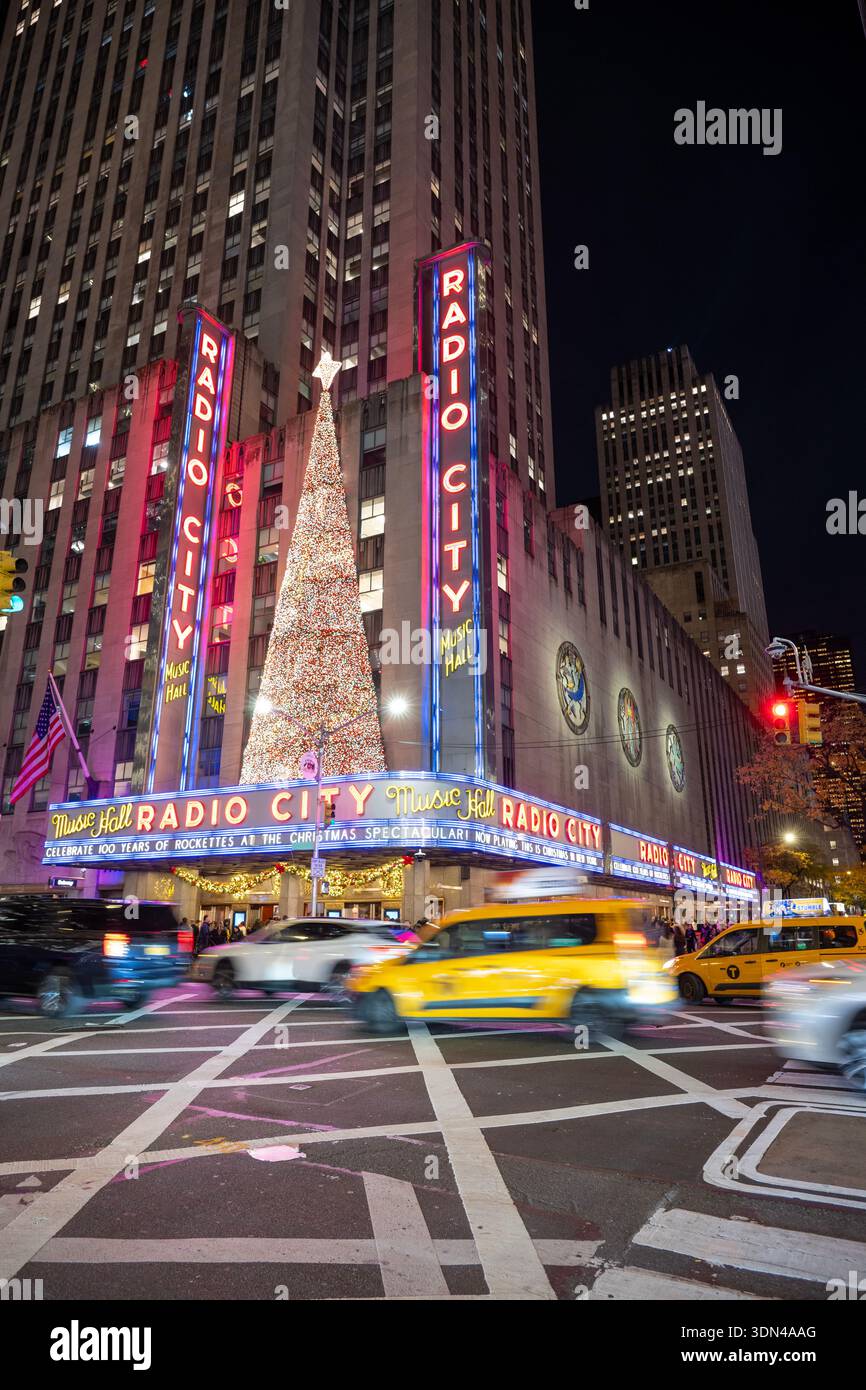 Radio City Music Hall illuminata di notte Foto Stock