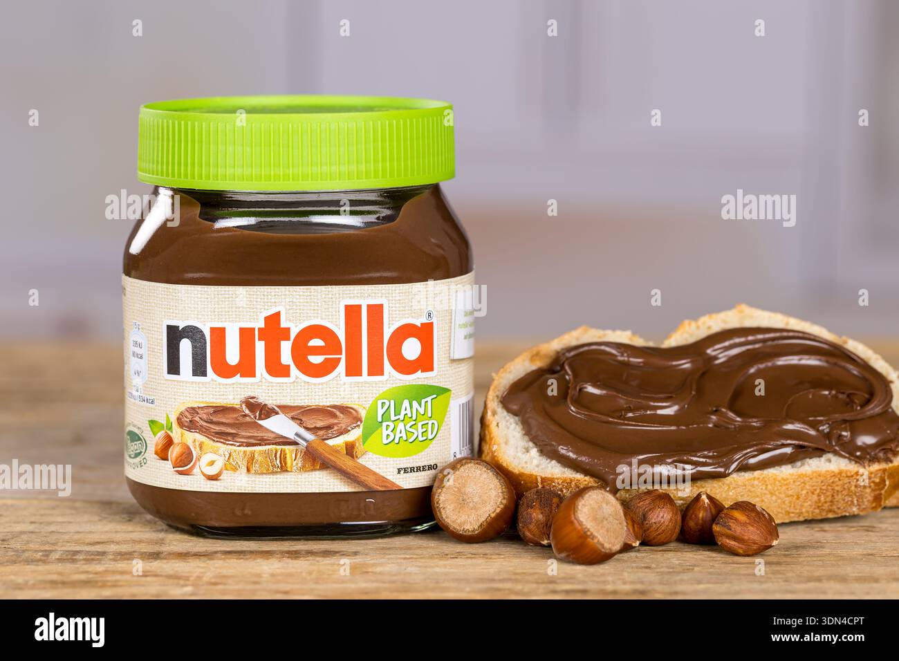 Stoccarda, Germania - 26 settembre 2025: Crema vegana di cacao alla nocciola a base di Nutella su pane vaso da 350 g con logo aziendale a Stoccarda, Germania. Foto Stock
