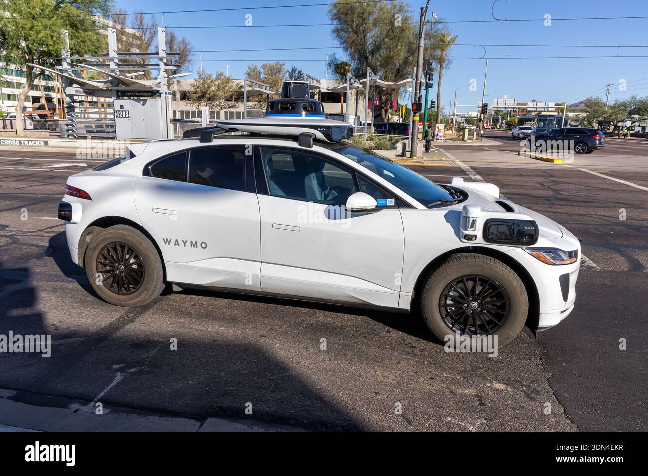 Phoenix, Stati Uniti - 9 novembre 2025: Guida autonoma di Waymo con auto a guida autonoma di Google e Jaguar robotaxi a Phoenix, Stati Uniti. Foto Stock