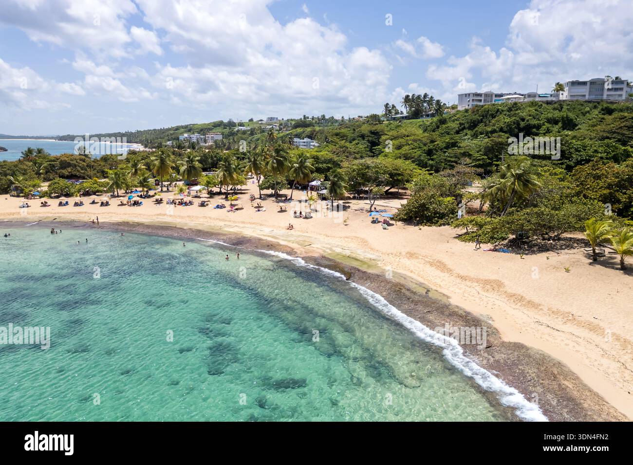Mar Chiquita Beach Vacation at the Caribbean Sea foto aerea dall'alto a Manati, Porto Rico Foto Stock
