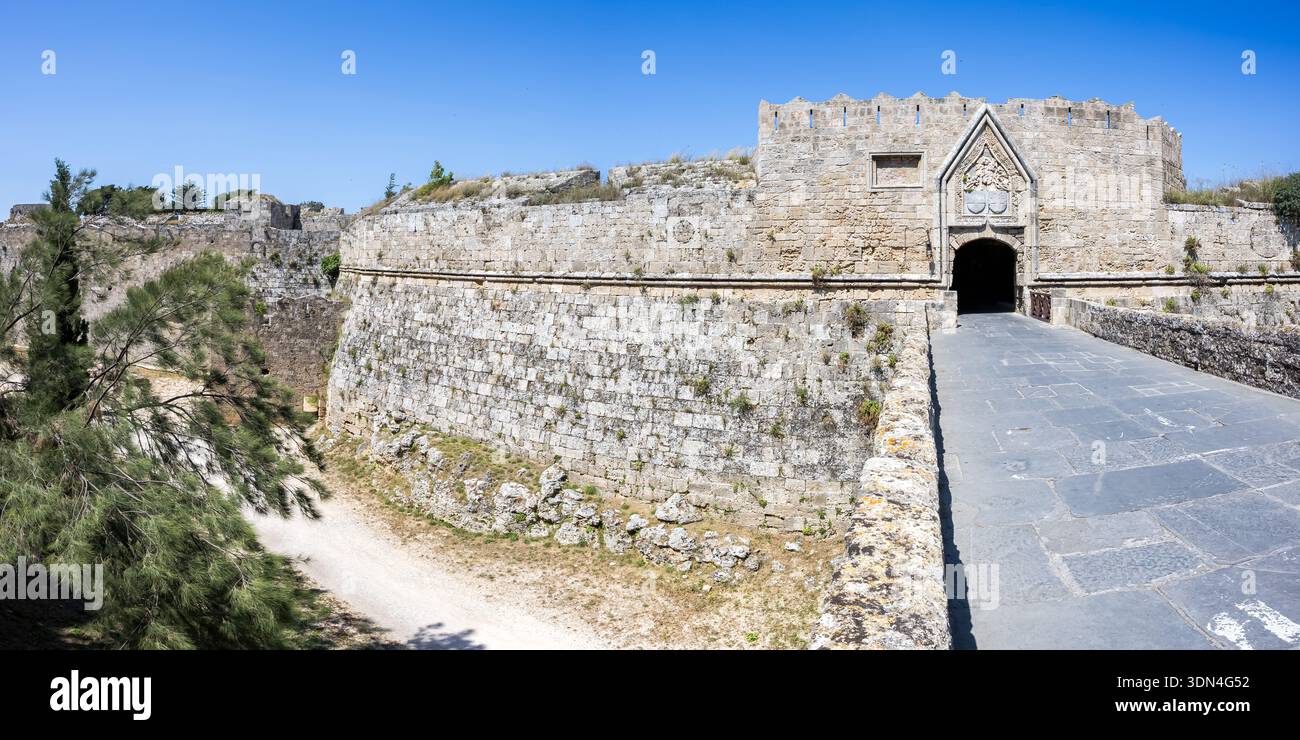 Porta Rossa dal Medioevo nelle mura della città storica e antica con panorama sull'isola di Rodi, Grecia Foto Stock