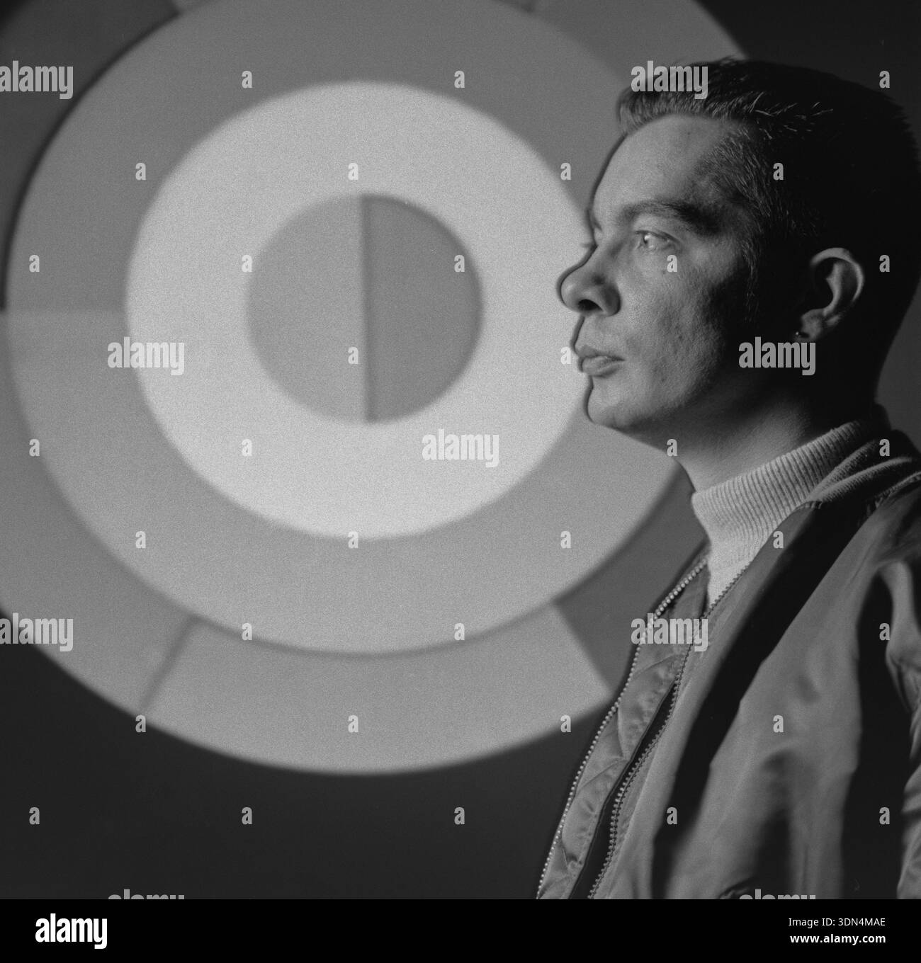 Ritratto di Neville Brody, l'influente graphic designer e tipografo inglese, rinomato per la sua rivoluzionaria direzione artistica della rivista Face Foto Stock